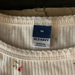 2 crop t-shirts - Hollister and Old Navy brands size M